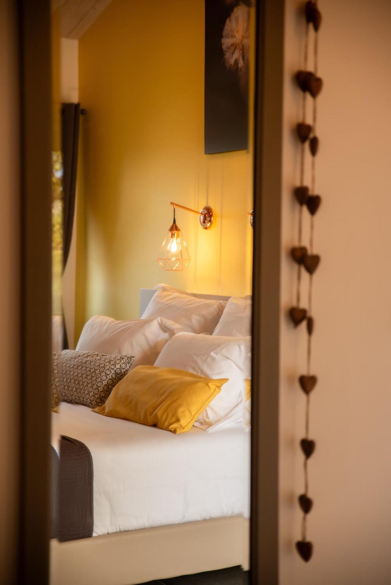 Domaine Forvent Bed & Breakfast Saint-Julien-de-Peyrolas Exterior photo
